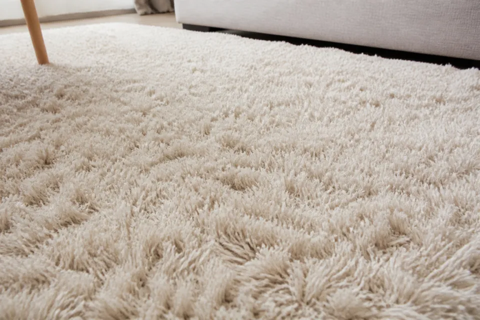 Uzun ve yumuşak tüylü krem shaggy halı